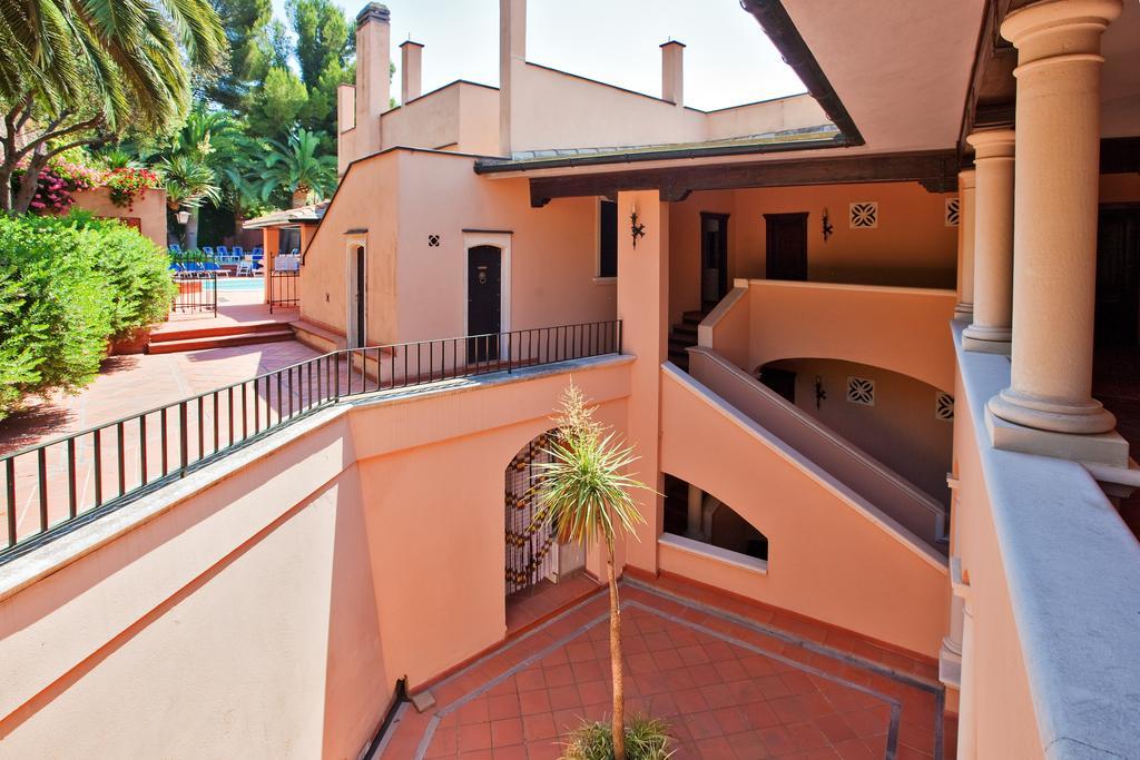 Hotel Punta Est Finale Ligure Exteriör bild